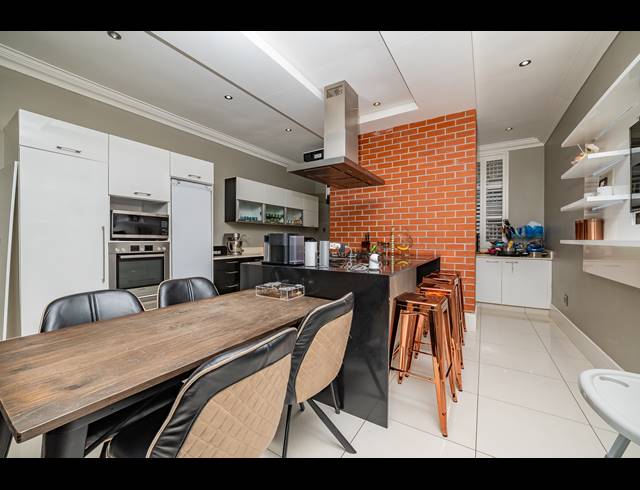 4 BEDROOM TOWNHOUSE FOR SALE IN ESSENWOOD
